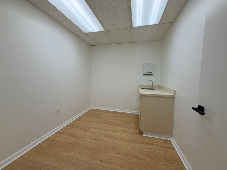 More Photos Of 6725 Cedarridge Dr, Zephyrhills Medical For Lease