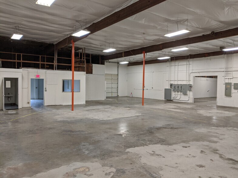 More Photos Of 3317-3325 NW Yeon Ave, Portland Warehouse For Lease