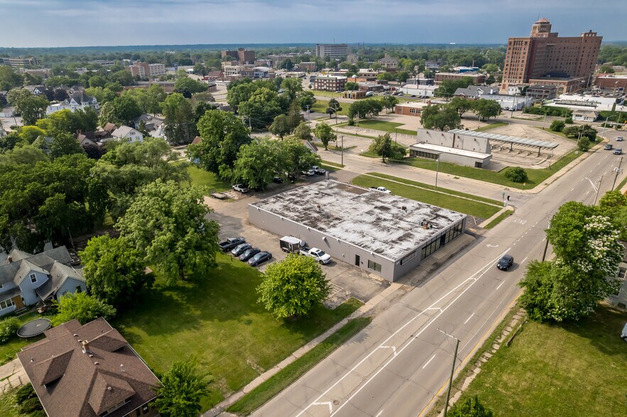 More Photos Of 415 N 3rd St, Rockford Light Distribution For Lease