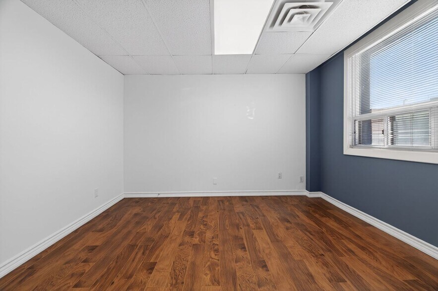More Photos Of 256-260 Church St, Oakville Storefront Retail Office For Lease