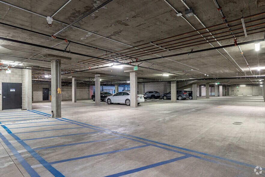 More Photos Of 13755 Roscoe Blvd, Panorama City General Retail For Lease