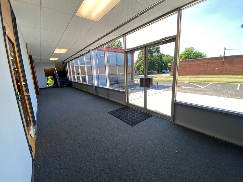 More Photos Of 4800 Market St, Youngstown Office For Lease