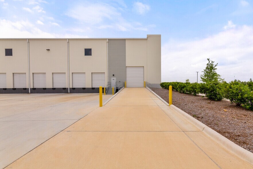 More Photos Of 4811 N Interstate 35, Georgetown Distribution For Lease