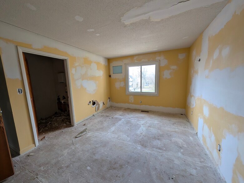 More Photos Of 2430-2440 Bowser Ave, Fort Wayne Apartments For Sale