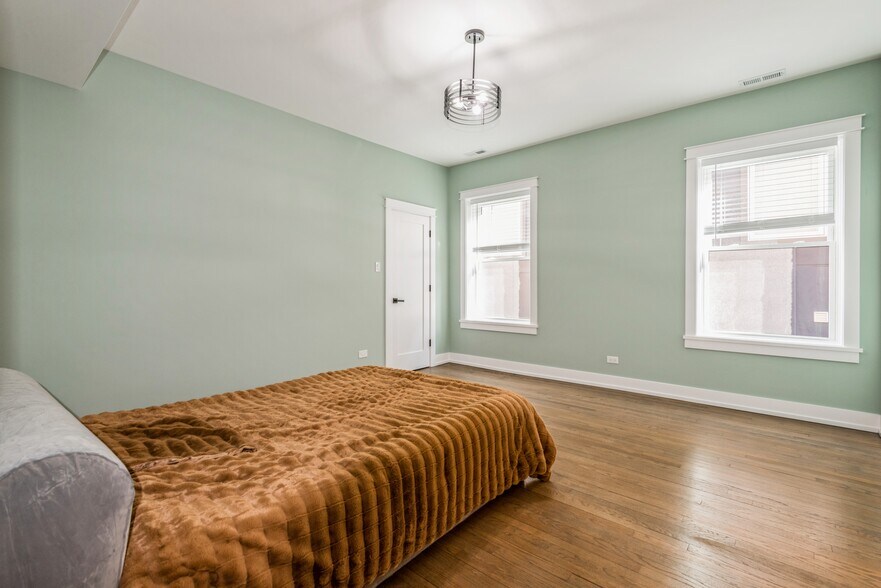 More Photos Of 1535 W Estes Ave, Chicago Multifamily For Sale