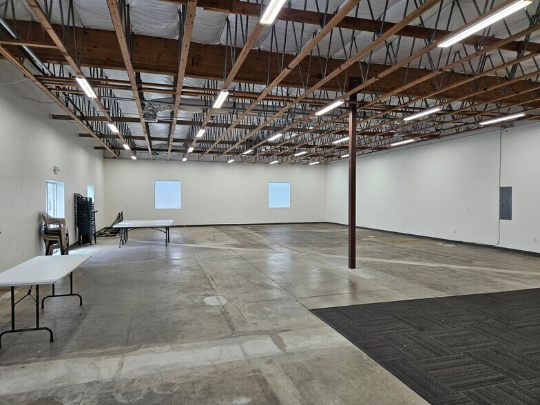 More Photos Of 1775 N 10th St, Central Point Storefront Retail Office For Lease