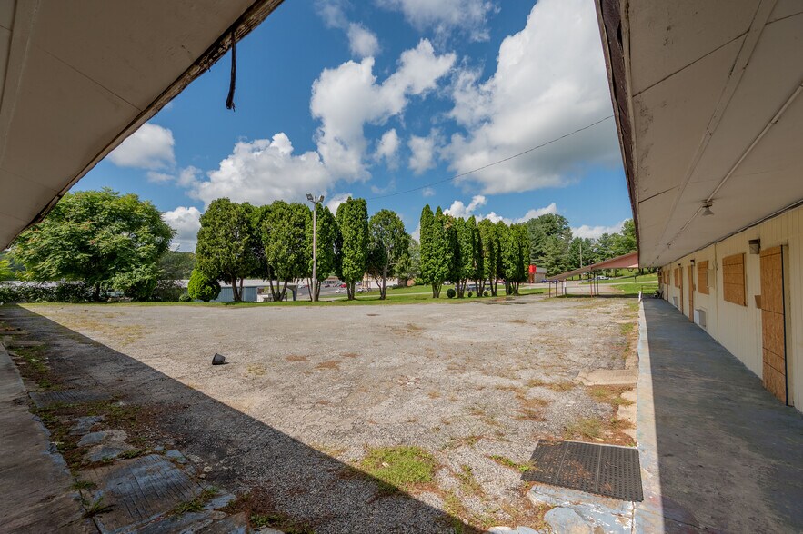 More Photos Of 549 E Stuart Dr, Galax Hotel For Sale