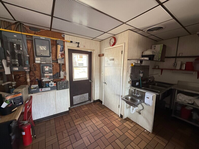 More Photos Of 3795 Central Ave, Shadyside Freestanding For Sale