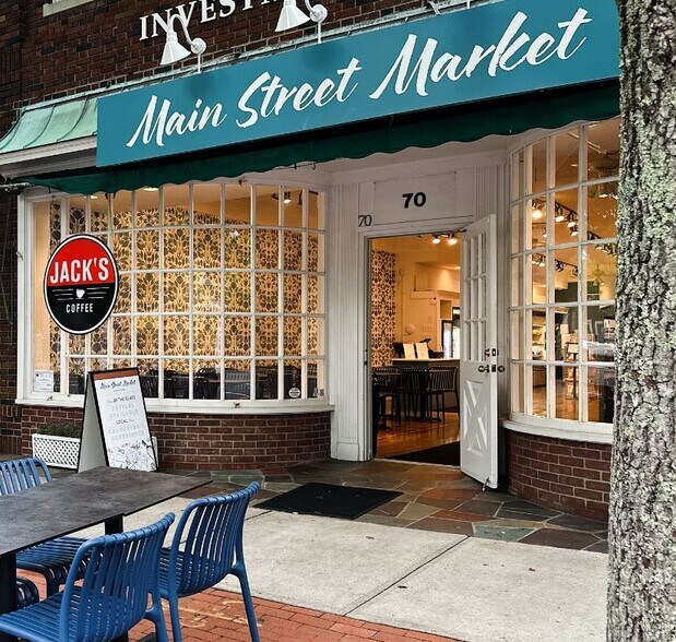 More Photos Of 70 Main St, Southampton Restaurant For Lease