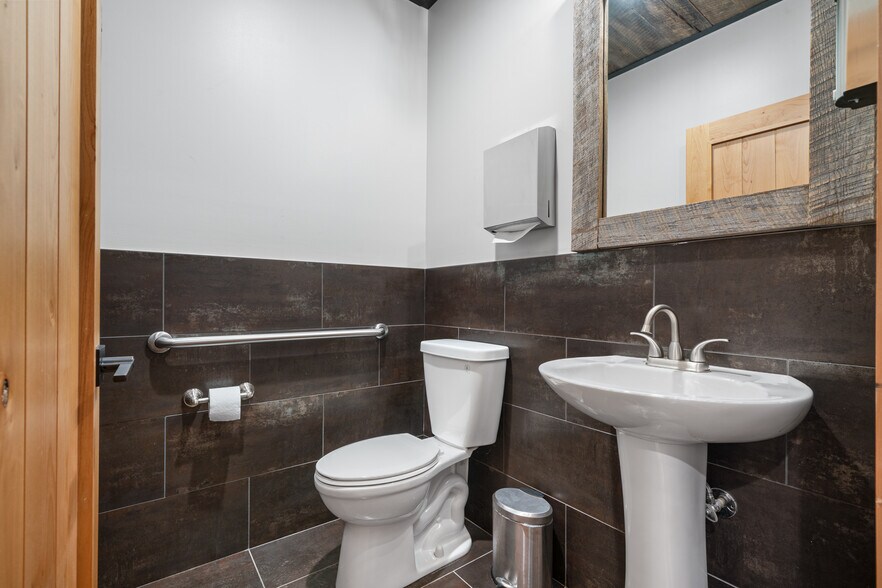 More Photos Of 91 W Hightower Dr, Dawsonville Warehouse For Sale