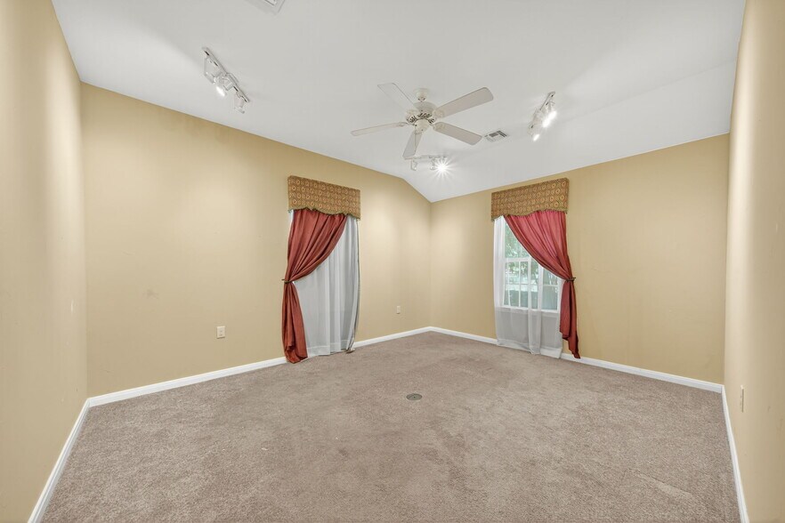 More Photos Of 930 E Blanco Rd, Boerne Showroom For Lease