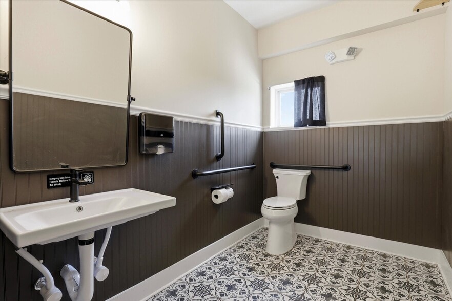 More Photos Of 641 Old Elm St, Conshohocken Bar For Sale