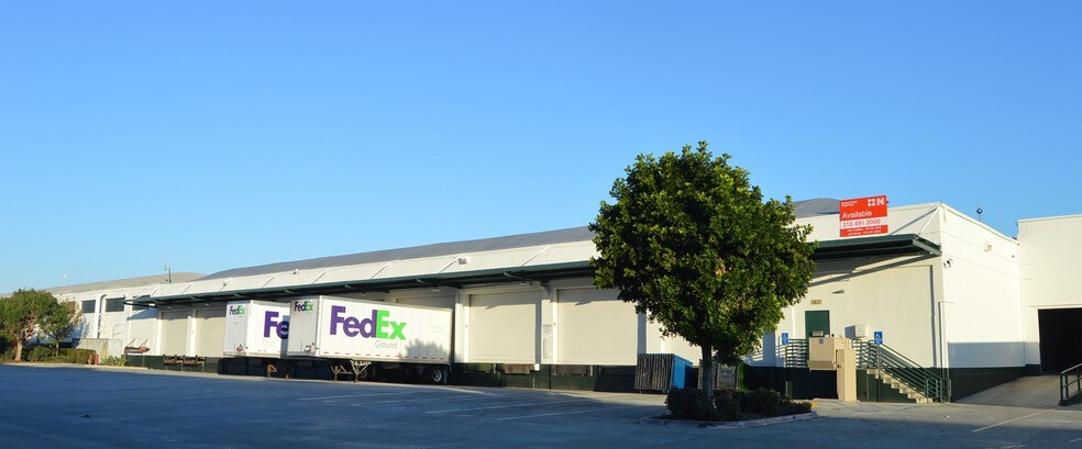 More Photos Of 5811-5833 E 61st St, Commerce Distribution For Lease