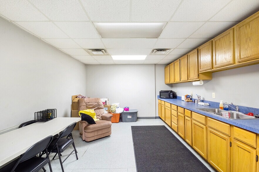 More Photos Of 2170 Lavelle Rd, Flint Flex For Sale