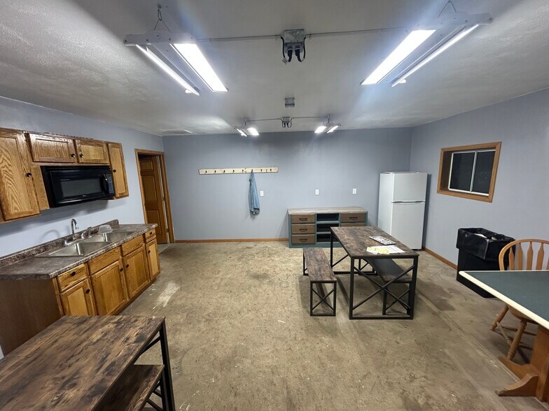 More Photos Of 312 Portland Rd, Waterloo Industrial For Lease