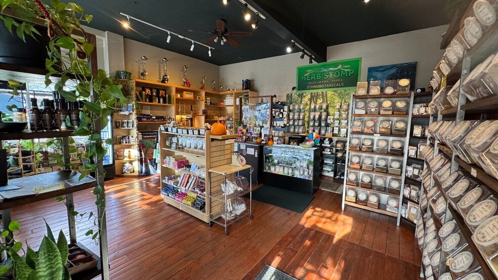 More Photos Of 3901 SE Belmont St, Portland Flex For Lease