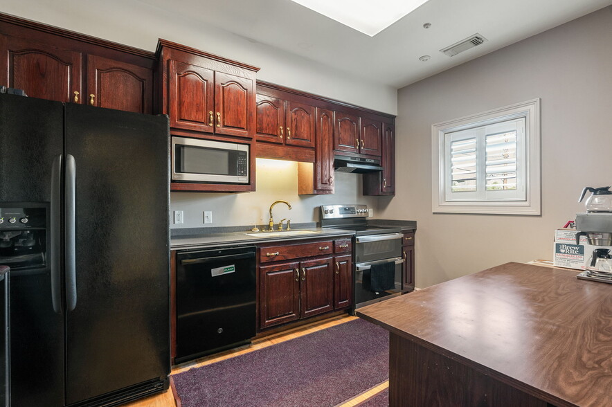 More Photos Of 5500 Watermelon Rd, Northport Medical For Lease