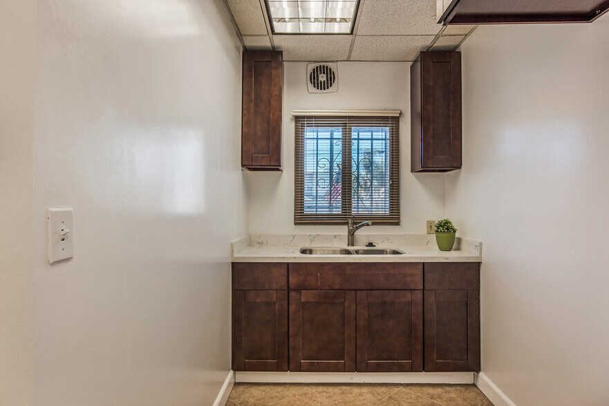 More Photos Of 425-427 Atlantic Ave, Long Beach Office For Sale