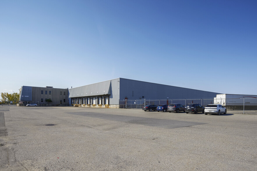 More Photos Of 2177 Av 23e, Lachine Distribution For Lease