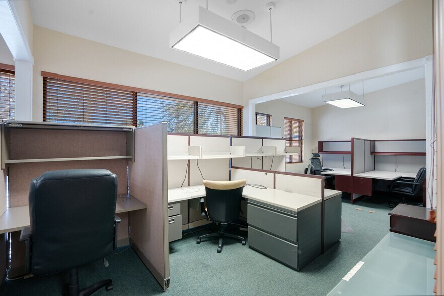 More Photos Of 3910 Golf Park Loop, Bradenton Office For Sale