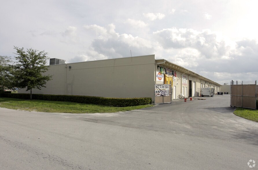 More Photos Of 4882 NW 167th St, Miami Lakes General Retail For Sale