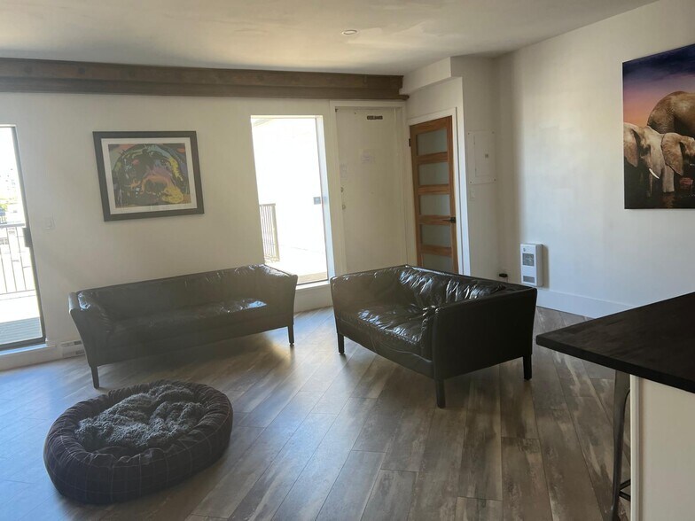 More Photos Of 117 6 Th Av W, Vancouver Flex For Lease