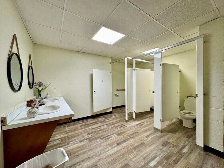 More Photos Of 2015 E Main St, Gas City Flex For Sale