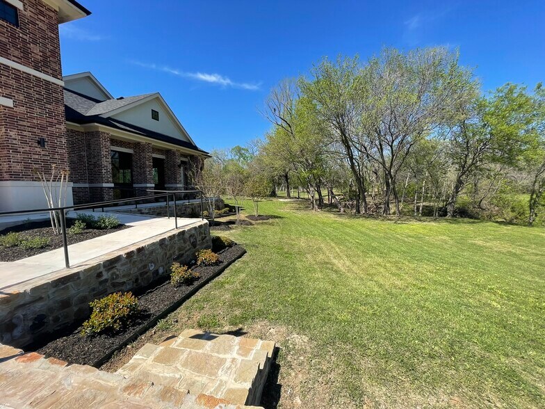 More Photos Of 124 River Oaks Dr, Southlake Medical For Lease