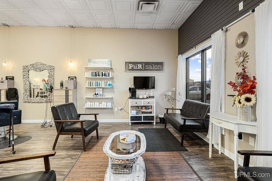 More Photos Of 1021 W Washington St, Marquette Flex For Sale