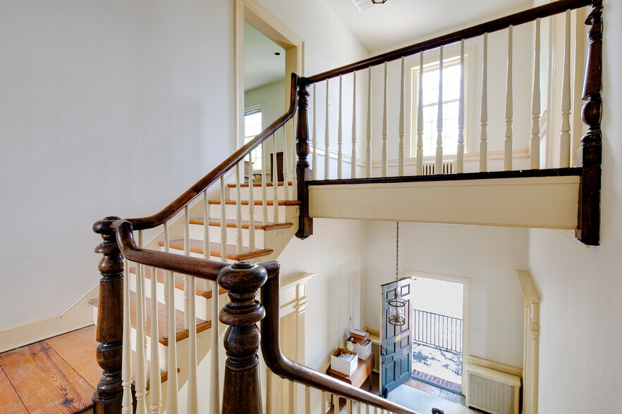 More Photos Of 100 E Main St, Richmond Office For Sale