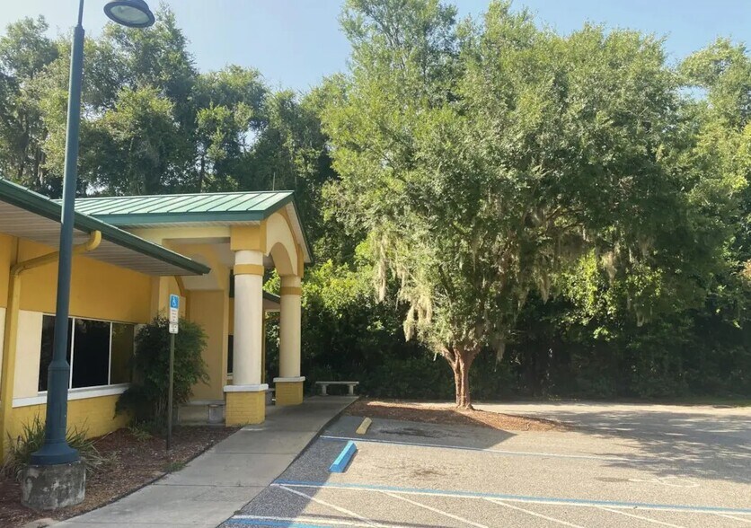 Primary Photo Of 811 N Summit St, Crescent City Office For Lease