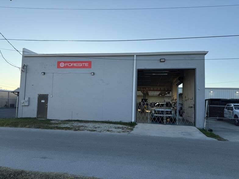 More Photos Of 917 15th Ave SE, Cape Coral Warehouse For Lease