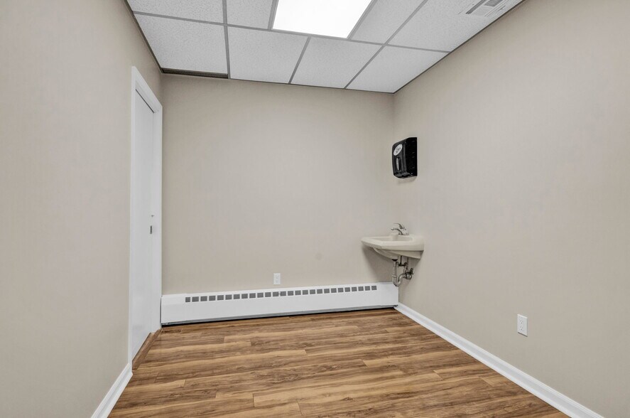 More Photos Of 215 Old Tappan Rd, Old Tappan Medical For Lease