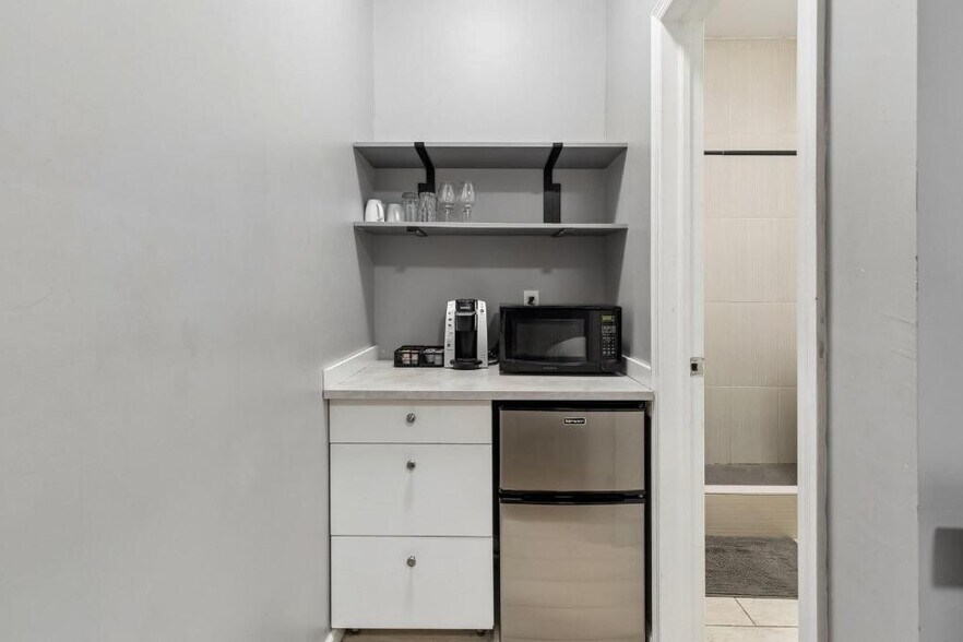 More Photos Of 1611 S Broad St, Philadelphia Specialty For Sale