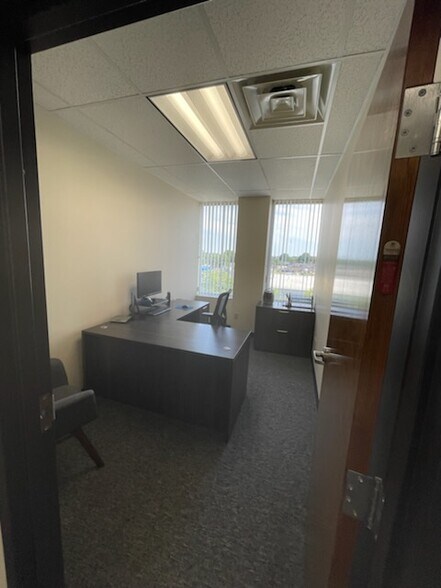 More Photos Of 125 Wolf Rd, Albany Medical For Lease