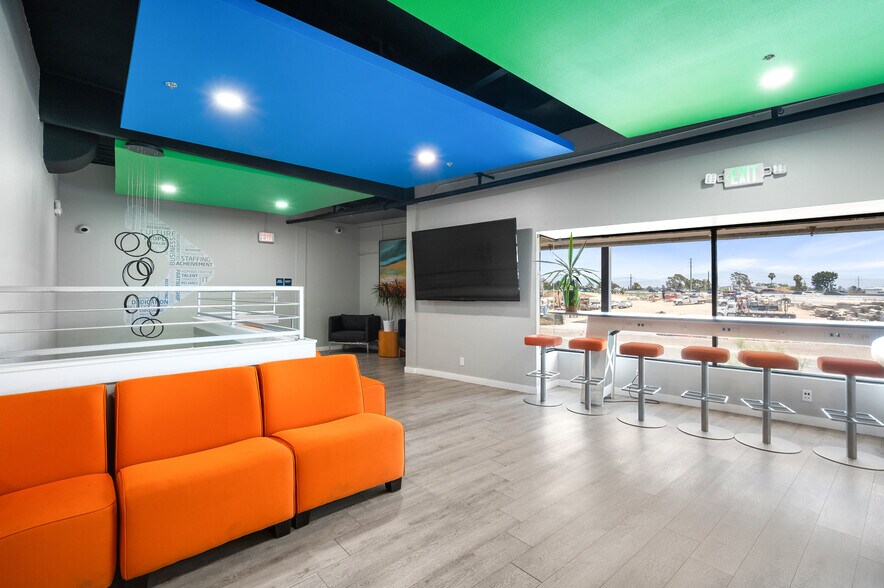 More Photos Of 800 E Dyer Rd, Santa Ana Showroom For Sale