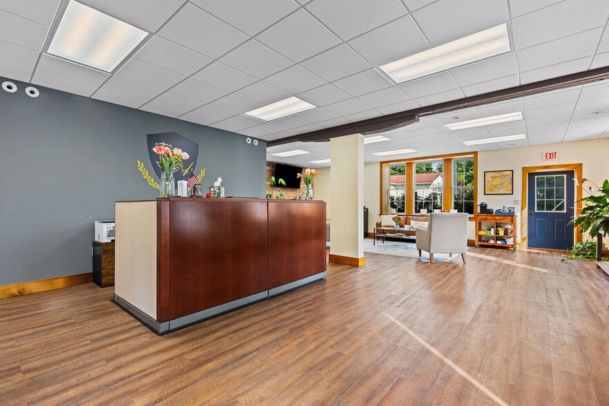 More Photos Of 501 Main St, Odessa Office For Sale