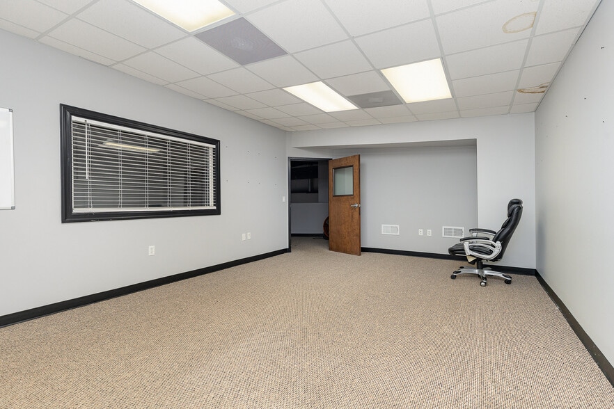 More Photos Of 100 Industrial Dr, Fredericksburg Showroom For Sale