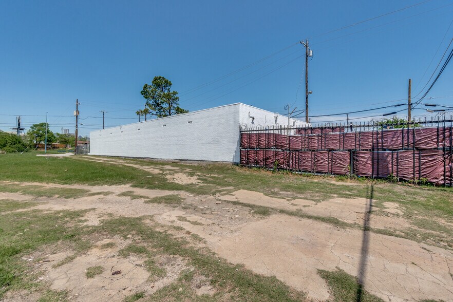 More Photos Of 1420 Martin Luther King Jr Blvd, Dallas Medical For Sale