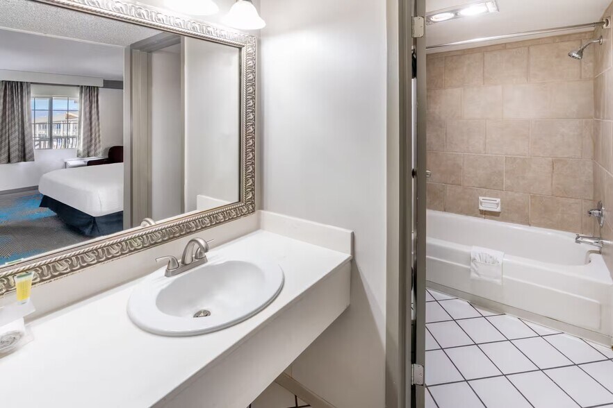 More Photos Of 903 Main St, Delta Hotel For Sale