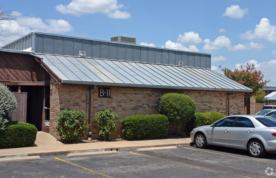 More Photos Of 711 W 38th St, Austin Unknown For Lease