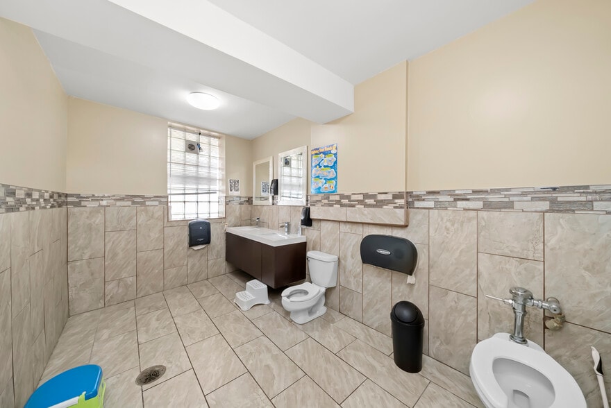 More Photos Of 1155 W 81st St, Chicago Daycare Center For Sale