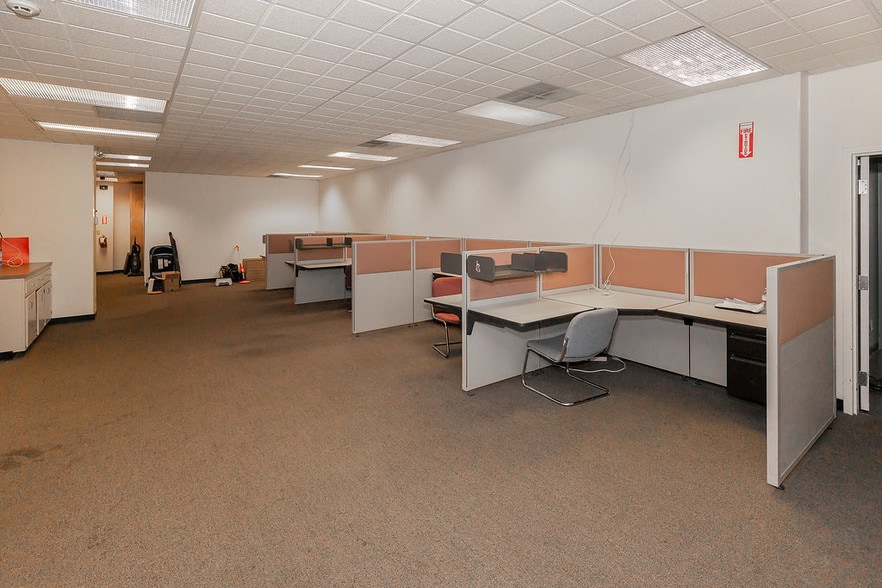 More Photos Of 8901 Washington St, Kansas City Showroom For Sale