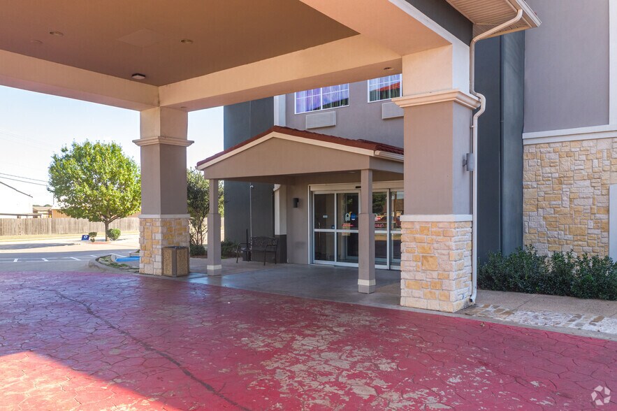 More Photos Of 311 Stadium Dr, Waxahachie Hotel For Sale