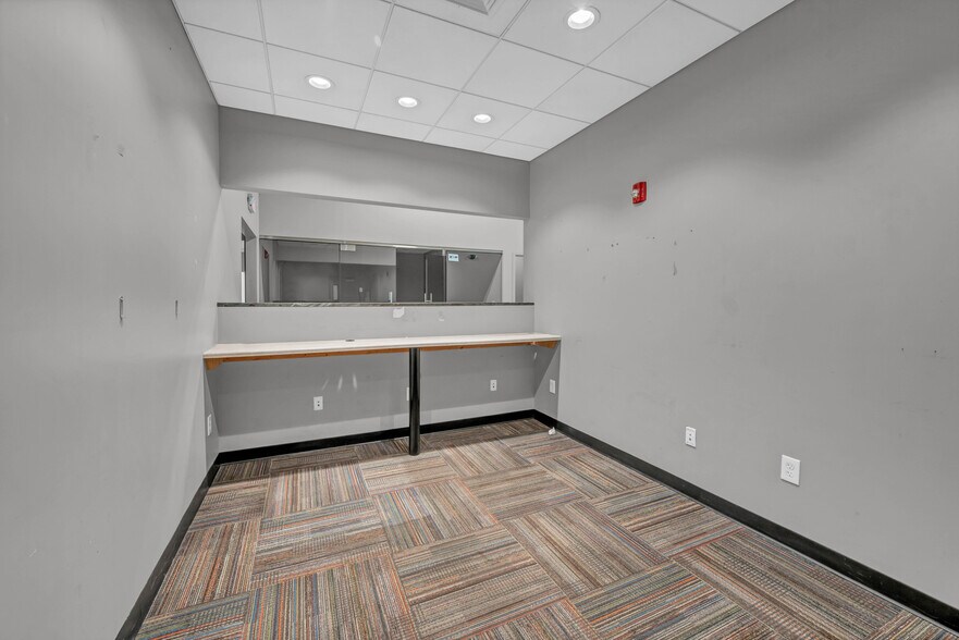 More Photos Of 20 Federal Rd, Brookfield Storefront For Lease