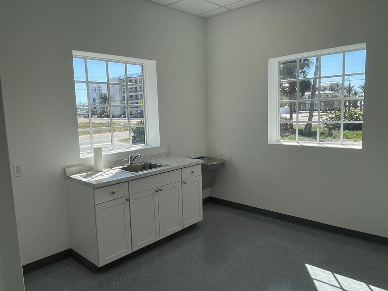 More Photos Of 6061 Estero Blvd, Fort Myers Bank For Sale