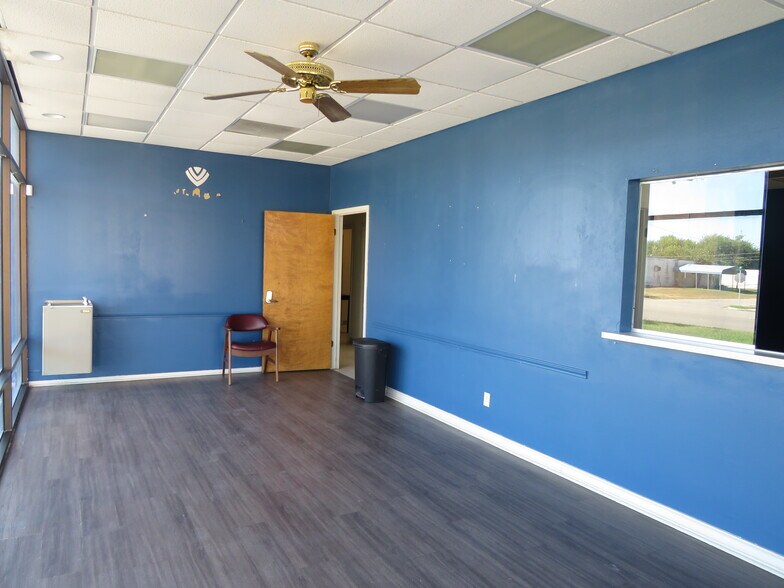 More Photos Of 1205-1211 W Austin St, Port Lavaca Office For Sale