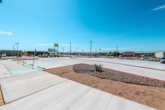 More Photos Of 102 Floral Blvd, Laredo General Retail For Lease