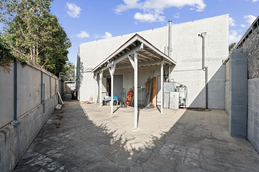 More Photos Of 500 E Willow St, Long Beach General Retail For Sale