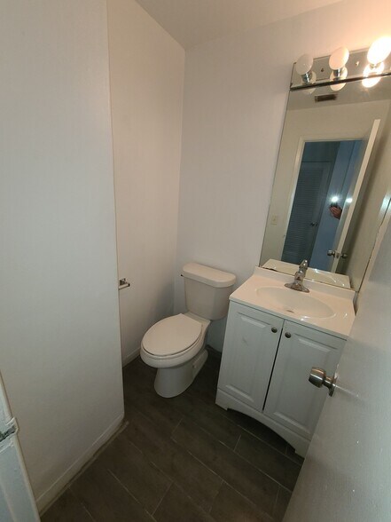 More Photos Of 2406 E Oakland Park Blvd, Fort Lauderdale Storefront Retail Office For Lease